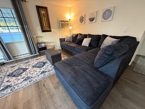 Smart-tv, een muziekbibliotheek, een filmbibliotheek en een stereo