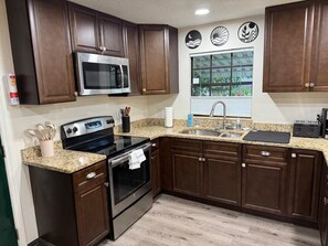 Een koelkast, een microgolfoven, een oven, een kookplaat