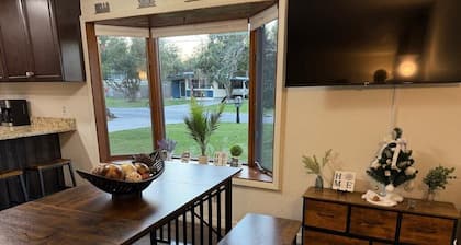 Cozy lake house vacation retreat close to Orlando theme parks and beaches!
