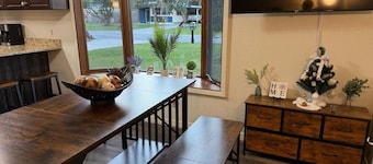 Cozy lake house vacation getaway close to Orlando theme parks!