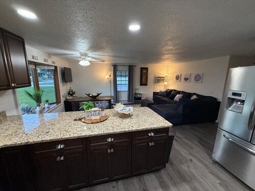 Cozy lake house vacation retreat close to Orlando theme parks and beaches!