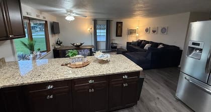 Cozy lake house vacation retreat close to Orlando theme parks and beaches!