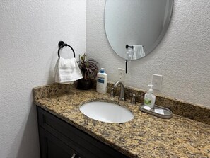 Regadera, secadora de cabello, toallas, jabón 