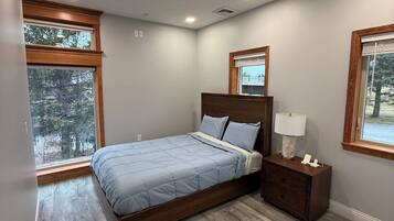 5 bedrooms, desk, travel crib, WiFi