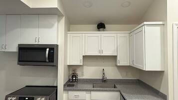 Frigorífico, microondas, horno y placa de cocina