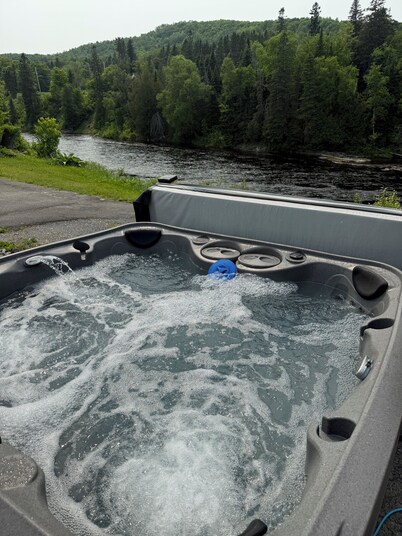 River Escape Retreat! Spacious 5-bedroom! Close to trails!