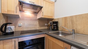 雪櫃、微波爐、焗爐、洗碗機