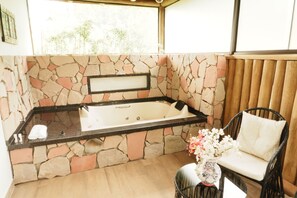 特級小屋, 多張床, 熱水浴缸 | 浴室 | 淋浴設備、提供毛巾、番梘、洗頭水