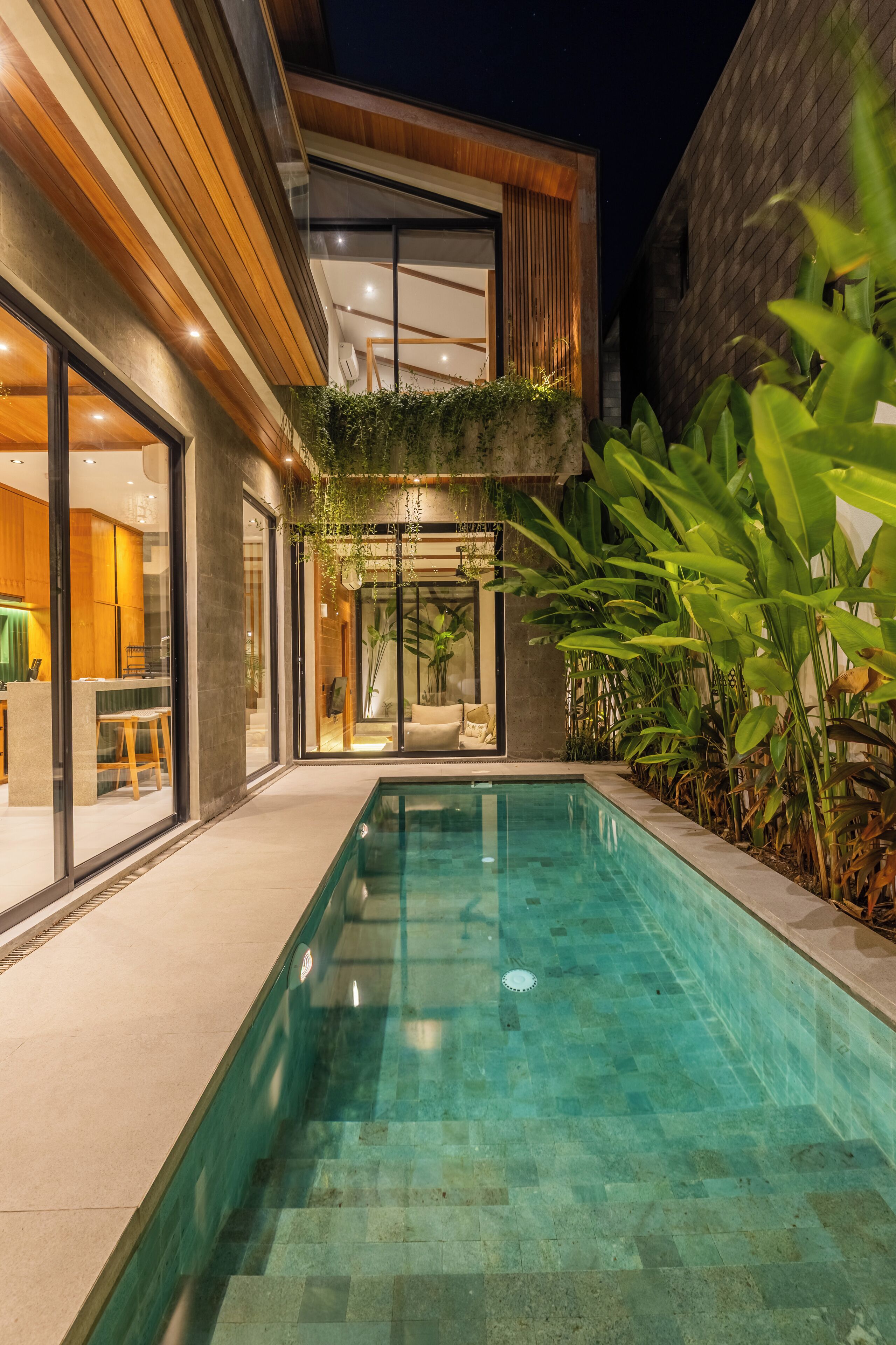 สระว่ายน้ำกลางแจ้ง