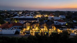 Fachada de la propiedad por la tarde o noche
