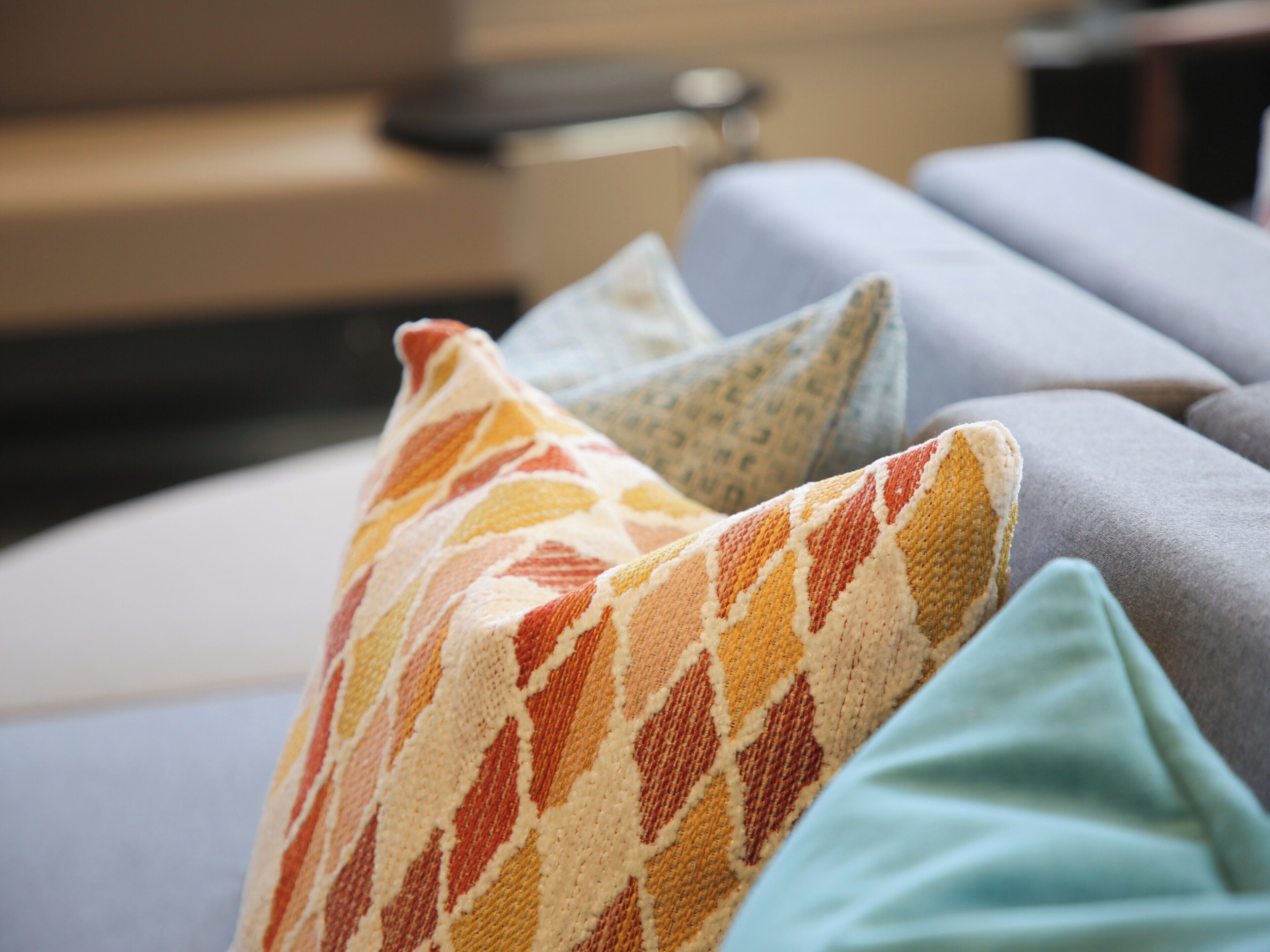 Un gros plan d’un canapé avec des coussins à motifs.