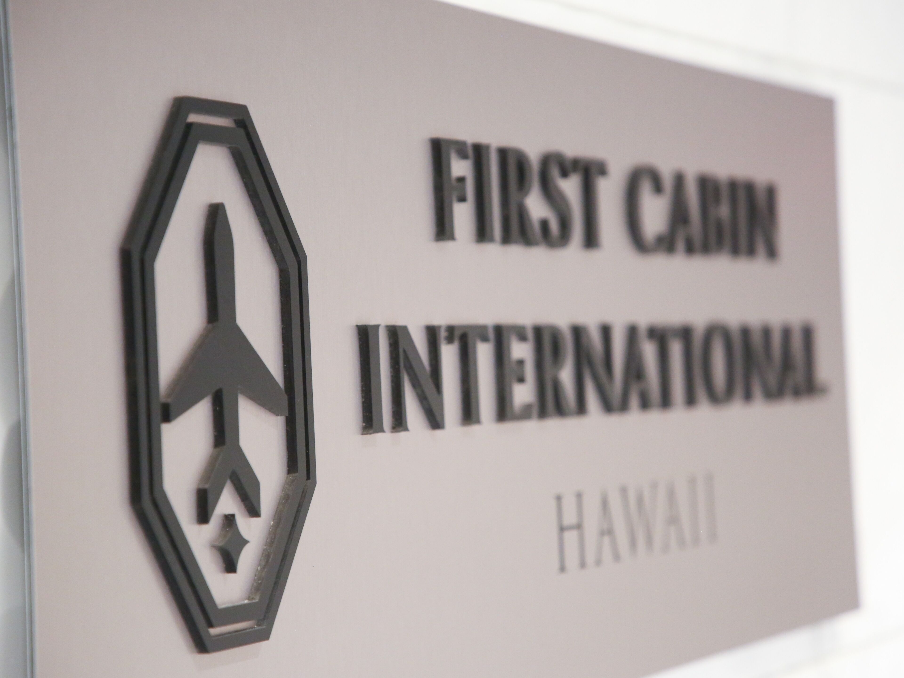Une enseigne portant les inscriptions « FIRST CABIN INTERNATIONAL » et « HAWAII ».