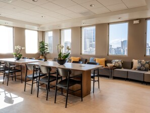 Lounge - FIRST CABIN INTERNATIONAL HAWAII (Honolulu)