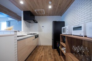 電冰箱、微波爐、爐台、電熱水壺