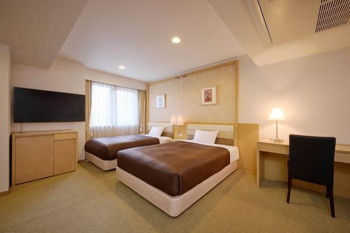 Duntäcken, värdeförvaringsskåp på rummet, skrivbord och gratis wi-fi