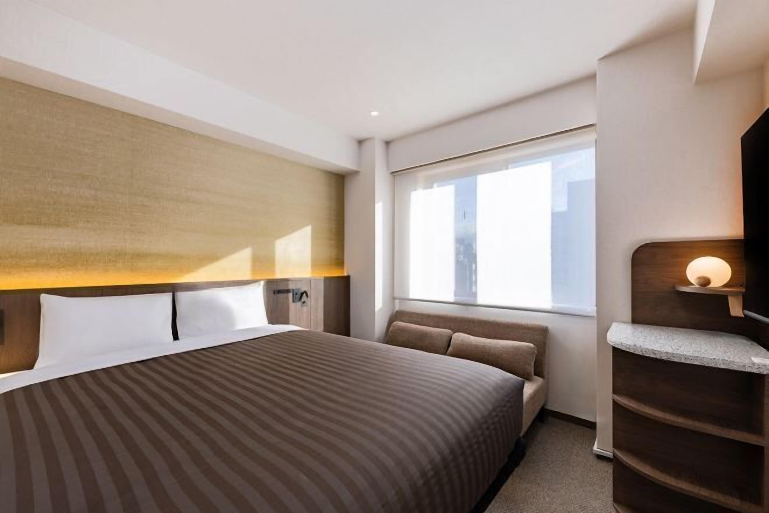 Edredones de plumas, caja fuerte, wifi gratis y ropa de cama