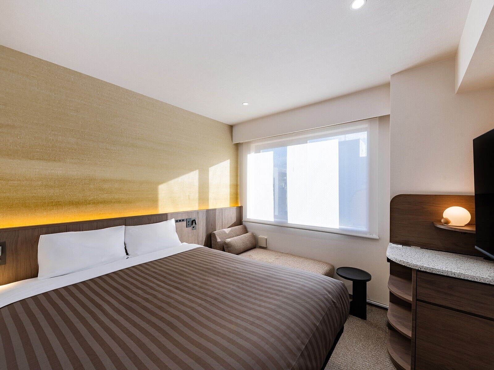 Premium Floor Superior Queen Room, Non-smoking | Down comforters, in-room safe, free WiFi, bed sheets