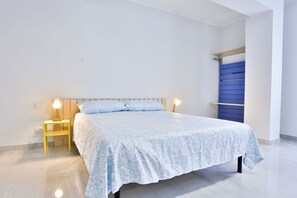 1 dormitorio, tabla de planchar con plancha, wifi y ropa de cama