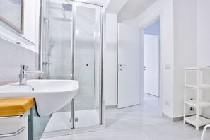 Regadera, secadora de cabello, bidet, toallas
