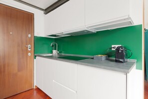 Réfrigérateur, micro-ondes, plaque de cuisson, lave-vaisselle