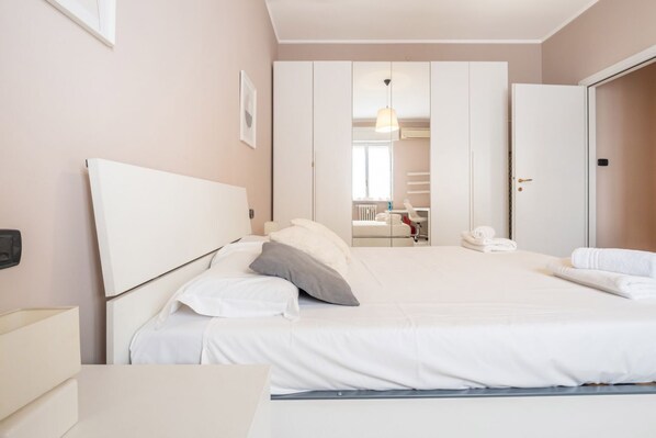 1 habitación, tabla de planchar con plancha, wifi y ropa de cama 