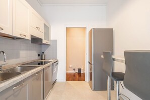 Fridge, microwave, stovetop, dishwasher