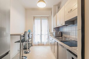 Réfrigérateur, micro-ondes, plaque de cuisson, lave-vaisselle