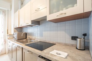 Kylskåp, mikrovågsugn, spishäll och diskmaskin