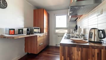 Frigorifero, microonde, forno, piano cottura