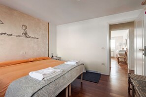 3 chambres, fer et planche à repasser, Wi-Fi, draps fournis