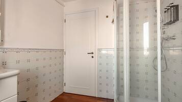 Douche, sĂšche-cheveux, bidet, serviettes fournies