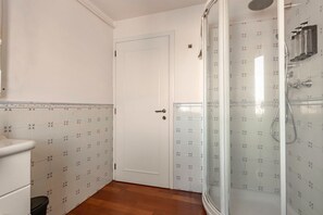 Dusche, Haartrockner, Bidet, Handtücher