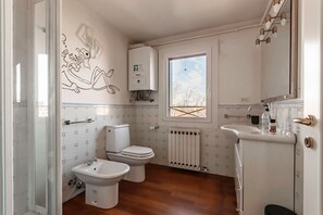 Shower, hair dryer, bidet, towels