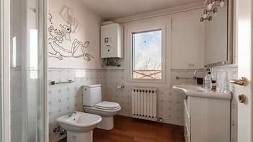 Doccia, asciugacapelli, bidet, asciugamani