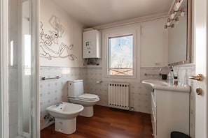 Regadera, secadora de cabello, bidet, toallas
