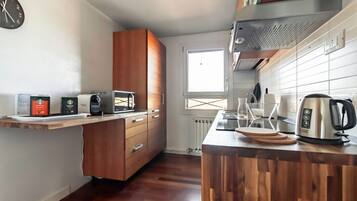 Frigorifero, microonde, forno, piano cottura