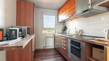 Frigorifero, microonde, forno, piano cottura