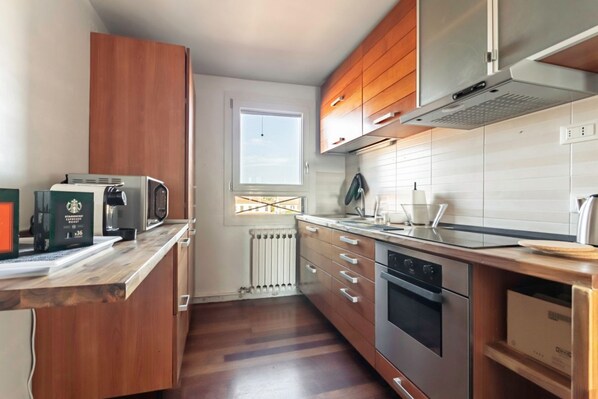 Frigorifero, microonde, forno, piano cottura