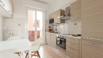 Frigorifero, microonde, forno, piano cottura