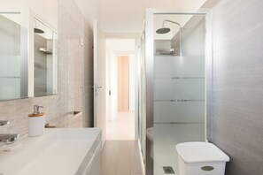 シャワー、ヘアドライヤー、ビデ