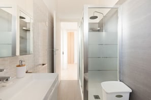 Regadera, secadora de cabello, bidet