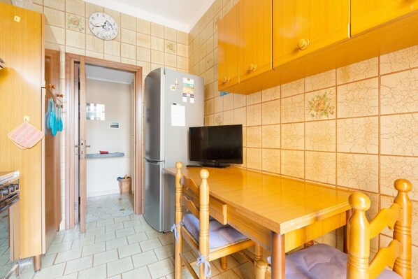 Fridge, oven, stovetop, cookware/dishes/utensils