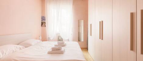 1 habitación, tabla de planchar con plancha, wifi y ropa de cama