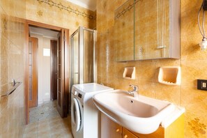 Douche, séchoir à cheveux, bidet