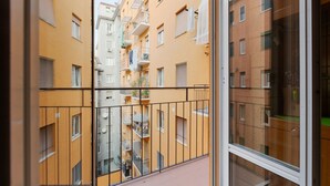 A multi-story residential building with balconies, a central stairwell, and a glass door. - Cozy apartment located on the fourth floor of a typical Milanese building with lift. The accommodation is located not far from the M3 subway stop Maciachini, the new Isola Garibaldi district and the Niguarda district. The accommodation is equipped with a (Milano)