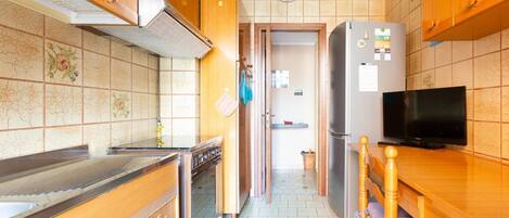 Fridge, oven, stovetop, cookware/dishes/utensils