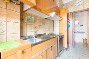 Refrigerador, horno, placa de cocina, utensilios de cocina