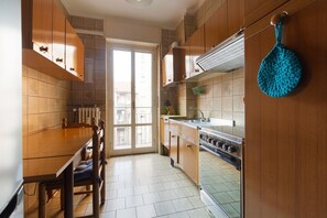 Kühlschrank, Ofen, Herdplatte, Kochgeschirr/Geschirr/Besteck