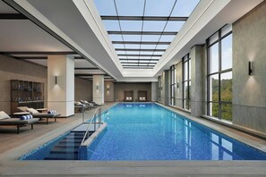 Hồ bơi trong nhà, nhân viên cứu hộ trong khuôn viên