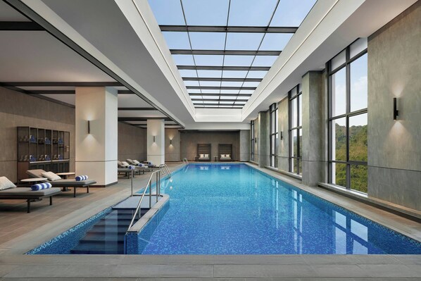 Piscine couverte, maîtres-nageurs sur place